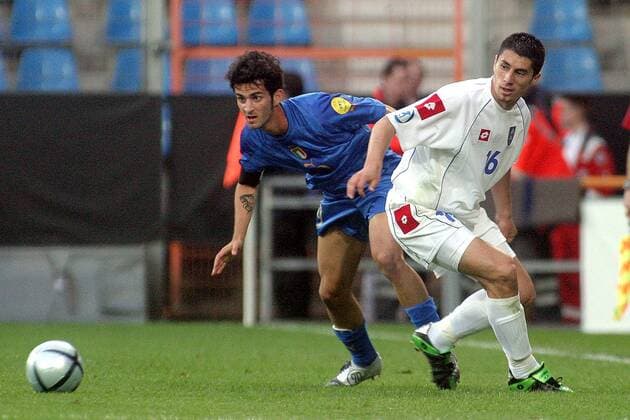 Milan Bisevac (re., Serbien und Montenegro U21) gegen Simone del Nero (Italien U21) Fußball EM Herren U 21 Europameisterschaft 2004, Länderspiel, Nationalmannschaft, Nationalteam, Nationaltrikot, Gruppe Bochum Dynamik,