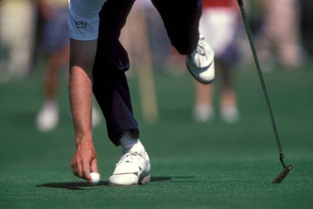 Ein Golfer legt sich den Ball für den Put zurecht Golf Herren Golfen 1988, PGA Tour Einzelbild Aufnahmedatum geschätzt