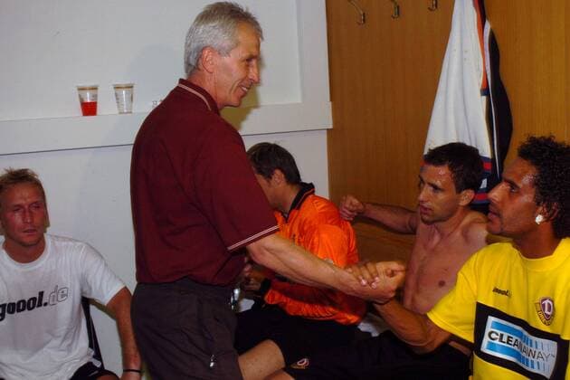 Der Aufstieg scheint für Dynamo Dresden perfekt - Trainer Christoph Franke (2. v. li.) bedankt sich bei seinen Spielern, v. re.: Dexter Langen, Levente Csik, Torwart Kresic und Sven Ratke Fußball Herren Regionalliga Nord 2003 2004, 3. Liga, 1. FC Dynamo Dresden Gruppe Dresden Freude,
