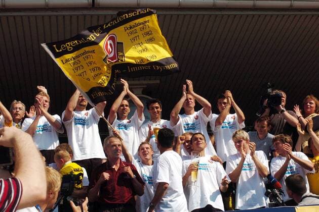 Der Aufstieg scheint für Dynamo Dresden perfekt, Trainer Christoph Franke (vorn li.) feiert schon mal mit seinen Spielern Fußball Herren Regionalliga Nord 2003 2004, 3. Liga, 1. FC Dynamo Dresden Totale Dresden Freude, Begeisterung,