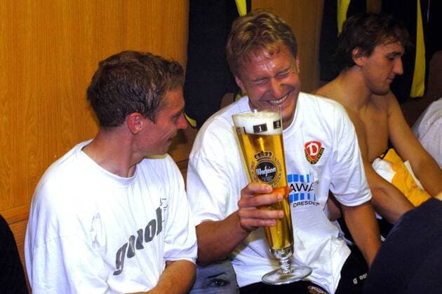 Der Aufstieg scheint für Dynamo Dresden perfekt, hier freuen sich Christian Fröhlich (li.) und Steffen Heidrich mit einem großen Warsteiner Fußball Herren Regionalliga Nord 2003 2004, 3. Liga, 1. FC Dynamo Dresden Gruppe Dresden Freude, Begeisterung,