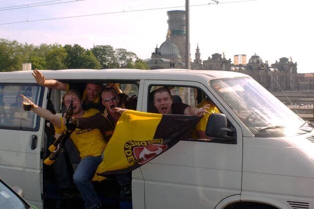 Der Aufstieg scheint für Dynamo Dresden perfekt - die Fans feiern mit einem Autokorso Fußball Herren Regionalliga Nord 2003 2004, 3. Liga, 1. FC Dynamo Dresden Gruppe Dresden Freude, Begeisterung,