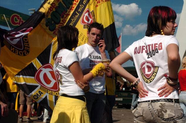 Der Aufstieg scheint für Dynamo Dresden perfekt - hier bereits die ersten Dynamo Fans mit Aufstieg-T-Shirts Fußball Herren Regionalliga Nord 2003 2004, 3. Liga, 1. FC Dynamo Dresden Gruppe Dresden