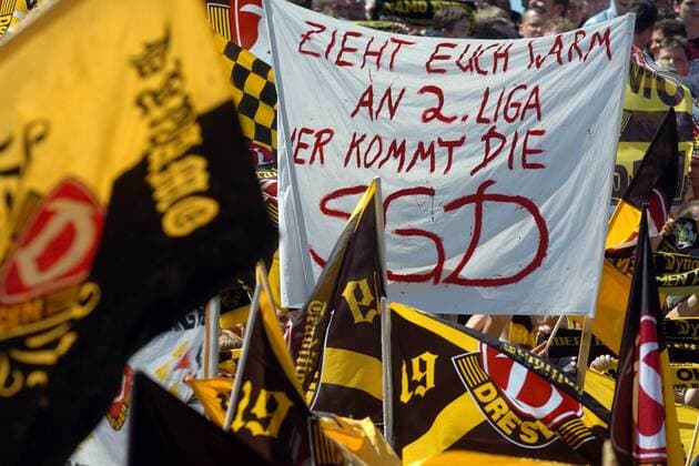 Der Aufstieg scheint für Dynamo Dresden schon perfekt wie dieses Plakat inmitten der Fanfahnen zeigt - ZIEHT EUCH WARM AN 2. LIGA HIER KOMMT DIE SGD Fußball Herren Regionalliga Nord 2003 2004, 3. Liga, 1. FC Dynamo Dresden Einzelbild Dresden Freude, Begeisterung,