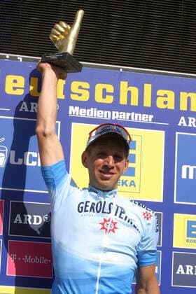 Sieger Michael Rich (Deutschland Gerolsteiner) präsentiert stolz seine Trophäe Radsport Herren Deutschlandtour 2004, Deutschlandrundfahrt, Rundfahrt, Straßenradsport, Straße, Rad Einzelbild 1. Etappe: Einzelzeitfahren Karlsruhe Karlsruhe Freude,