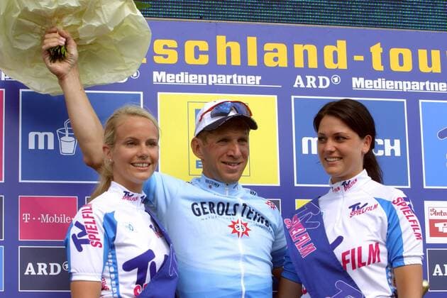 Sieger Michael Rich (Deutschland Gerolsteiner) posiert bei der Siegerehrung mit zwei Hostessen Radsport Herren Deutschlandtour 2004, Deutschlandrundfahrt, Rundfahrt, Straßenradsport, Straße, Rad Gruppe 1. Etappe: Einzelzeitfahren Karlsruhe Karlsruhe Freude,