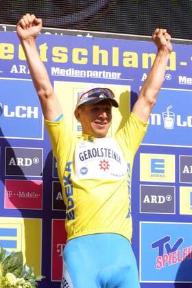 Sieger Michael Rich (Deutschland Gerolsteiner) jubelt im gelben Trikot des Führenden der Gesamtwertung Radsport Herren Deutschlandtour 2004, Deutschlandrundfahrt, Rundfahrt, Straßenradsport, Straße, Rad Einzelbild 1. Etappe: Einzelzeitfahren Karlsruhe Karlsruhe Freude, Begeisterung,