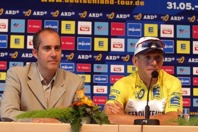 Sieger Michael Rich (Gerolsteiner, re.) und Tourdirektor Kai Rapp (beide Deutschland) bei der Pressekonferenz Radsport Herren Deutschlandtour 2004, Deutschlandrundfahrt, Rundfahrt, Straßenradsport, Straße, Rad Gruppe 1. Etappe: Einzelzeitfahren Karlsruhe Karlsruhe