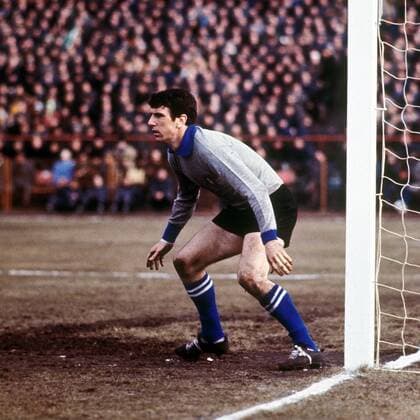 Torwart Dino Zoff (Italien) konzentriert Fußball Länderspiel Herren DEUTSCHSPRACHIGE SPORTZEITSCHRIFTEN UND -ZEITUNGEN NUR NACH RÜCKSPRACHE, Länderspiel 1969 Einzelbild Nationalmannschaft, Nationalteam, Nationaltrikot Neapel