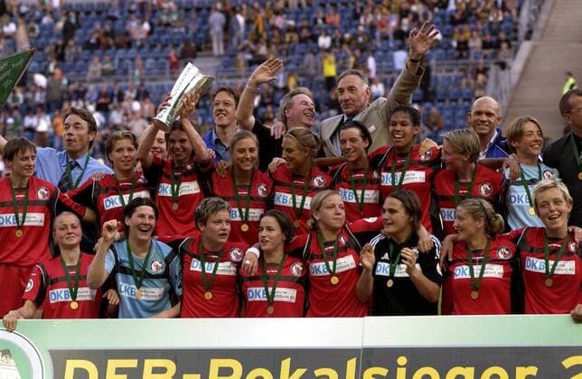 Pokalsieger 1. FFC Turbine Potsdam - vorn v.li.: Brendel, Torfrau Ullrich, Zietz, Liepack, Odebrecht, Torfrau Angerer, Mittag, Kuznik, Mitte: Makowska, Wimbersky, Hingst, N. und J. Augustiniak, Becher, Omilade, Pohlers, Nickel ... Fußball 1. BL Damen DFB-Pokal 2003 2004, 1. FFC Turbine Potsdam, Pokalspiel, Frauen, Frauenfußball, Endspiel, Finale Totale Trophäe, Pokal, Coach, Augustyniak Berlin Freude, Begeisterung,