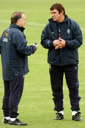 Nationaltrainer Dick Advocaat li.) im Gespräch mit Co-Trainer Wim van Hanegem (beide Niederlande) Fußball Herren Vorbereitung EURO 2004, Nationalmannschaft, Nationalteam, Training, Holland, Gruppe Lausanne