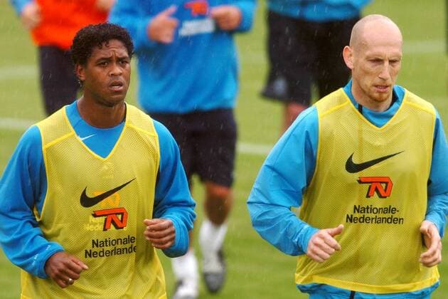 Patrick Kluivert (li.) und Jaap Stam (beide Niederlande) - Lauftraining Fußball EM Herren Vorbereitung EURO 2004, Europameisterschaft, Nationalmannschaft, Nationalteam, Training, Holland, Gruppe Lausanne
