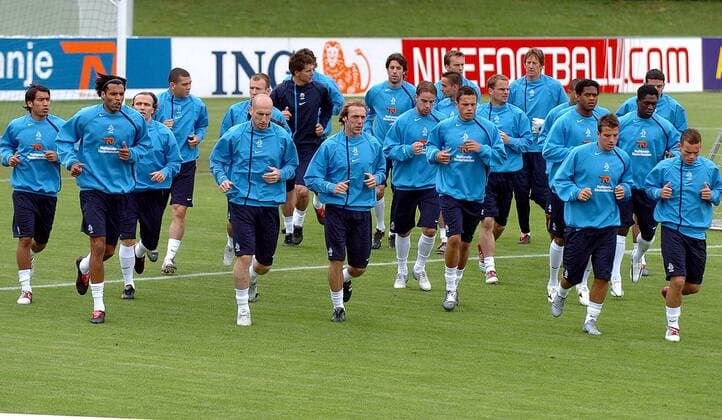 Mannschaftslauf Niederlande, v.li.: Giovanni van Bronckhorst, Pierre van Hooijdonk, Boudewijn Zenden, Wilfred Bouma, Jaap Stam, Arjen Robben, x, Paul Bosvelt, Ruud van Nistelrooy, Andy van der Meyde, Phillip Cocu, Sander Westerveld, Johnny Heitinga... Fußball EM Herren Vorbereitung EURO 2004, Europameisterschaft, Nationalmannschaft, Nationalteam, Training, Holland, Totale Lausanne