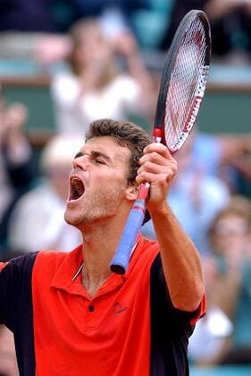 Gustavo Kuerten (Brasilien) jubelt Tennis Herren French Open 2004, ATP-Tour, Grand Slam Einzelbild Roland Garros Paris Glück Freude, Begeisterung,  