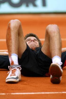Gustavo Kuerten (Brasilien) liegt jubelnd, aber erschöpft am Boden Tennis Herren French Open 2004, ATP-Tour, Grand Slam, Sand, Sandplatz, Sandplatztennis, Sandplatzturnier, Einzelbild Roland Garros Paris Glück Erschöpfung, Freude,