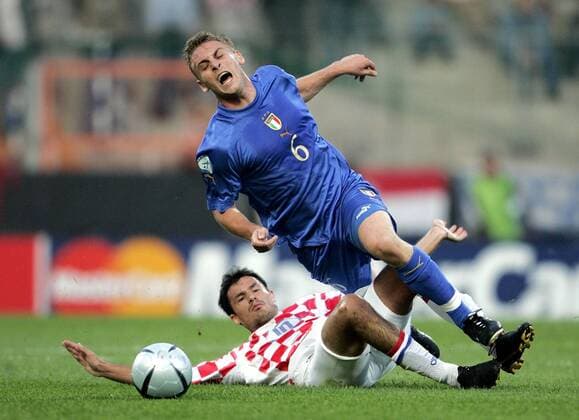 Daniele de Rossi (re., Italien U21) wird von Marko Babic (Kroatien U21) unsanft zu Fall gebracht Fußball EM Herren U 21 Europameisterschaft 2004, Länderspiel, Nationalmannschaft, Nationalteam, Nationaltrikot, Gruppe Bochum Dynamik, Kampf,