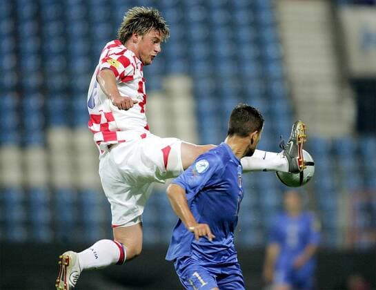Vedran Jese (li., Kroatien U21) erobert sich den Ball in Kungfu-Manier gegen Giuseppe Sculli (Italien U21) Fußball EM Herren U 21 Europameisterschaft 2004, Länderspiel, Nationalmannschaft, Nationalteam, Nationaltrikot, Gruppe Bochum Dynamik, Höhe,