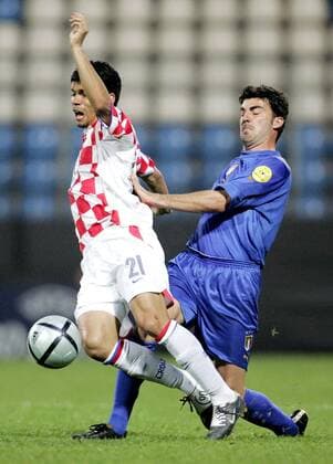 Eduardo da Silva (li., Kroatien U21) wird von Cesare Bovo (Italien U21) gefoult Fußball EM Herren U 21 Europameisterschaft 2004, Länderspiel, Nationalmannschaft, Nationalteam, Nationaltrikot, Gruppe Bochum Dynamik, Kampf,