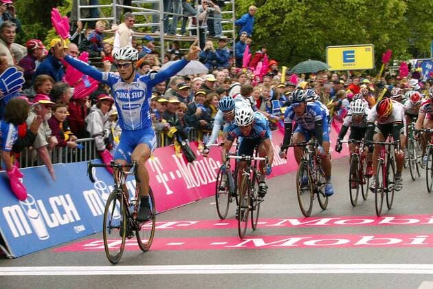 Tom Boonen (li., Belgien Quick Step Davitamon) bejubelt bei der Zieleinfahrt seinen Etappensieg Radsport Herren Deutschlandtour 2004, Deutschlandrundfahrt, Rundfahrt, Straßenradsport, Straße, Rad, Gruppe 2. Etappe Bad Urach - Wangen Dynamik, Freude,