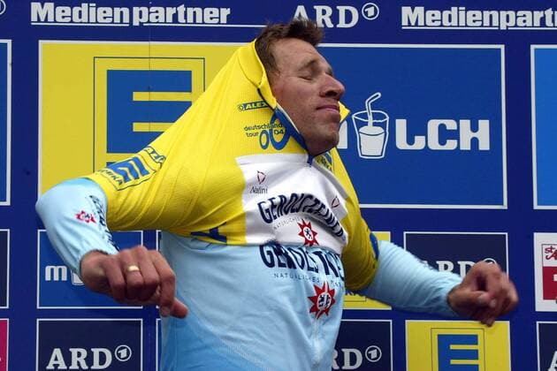 Michael Rich (Deutschland Gerolsteiner) streift sich das Gelbe Trikot des Gesamtführenden über Radsport Herren Deutschlandtour 2004, Deutschlandrundfahrt, Rundfahrt, Straßenradsport, Straße, Rad, Einzelbild 2. Etappe Bad Urach - Wangen