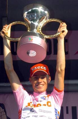 Gesamtsieger Damiano Cunego (Italien Saeco) präsentiert stolz den Pokal des Giro d Italia 2004 Radsport Herren 87. Giro d Italia 2004, dItalia, Straßenradsport, Straße, Rad, Einzelbild 20. Etappe Clusone - Milano Mailand Glück, Freude,  