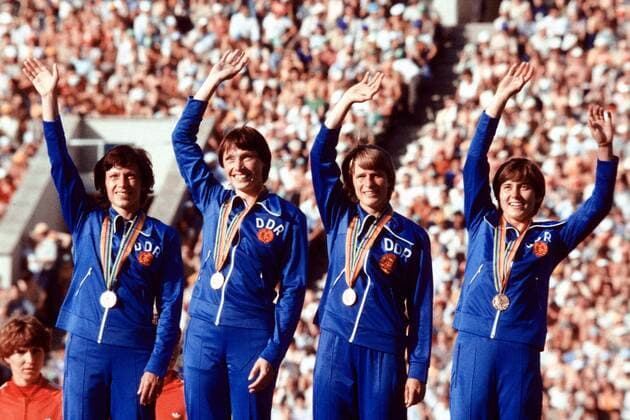 Die DDR 4x100m-Staffel ist Olympiasieger, v.li.: Romy Müller, Bärbel Eckert-Wöckel, Ingrid Auerswald und Marlies Göhr während der Siegerehrung Leichtathletik OS Sommer Damen Olympische Spiele 1980, Olympiade, Olympia, 4x100m, 4 x 100 m, 100m, Meter, Staffel, Staffellauf, Gruppe Moskau Freude,
