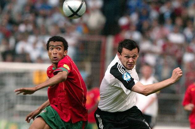 Benjamin Auer (Deutschland U21, re.) gegen Jose Bosingwa (Portugal U21) Fußball EM Herren U 21 Europameisterschaft 2004, Länderspiel, Gruppenspiel, Gruppe B, Deutschland - Portugal 1:2 Gruppe Mainz Dynamik, Kampf,