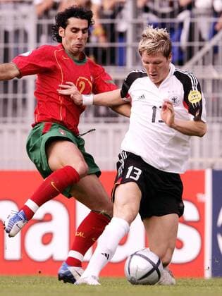 Bastian Schweinsteiger (Deutschland U21, re.) gegen Mario Sergio (Portugal U21) Fußball EM Herren U 21 Europameisterschaft 2004, Länderspiel, Gruppenspiel, Gruppe B, Deutschland - Portugal 1:2 Gruppe Mainz Dynamik,