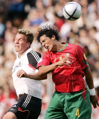 Lukas Podolski (Deutschland U21, li.) gegen Bruno Alves (Portugal U21) Fußball EM Herren U 21 Europameisterschaft 2004, Länderspiel, Gruppenspiel, Gruppe B, Deutschland - Portugal 1:2 Gruppe Mainz Dynamik, Kampf,