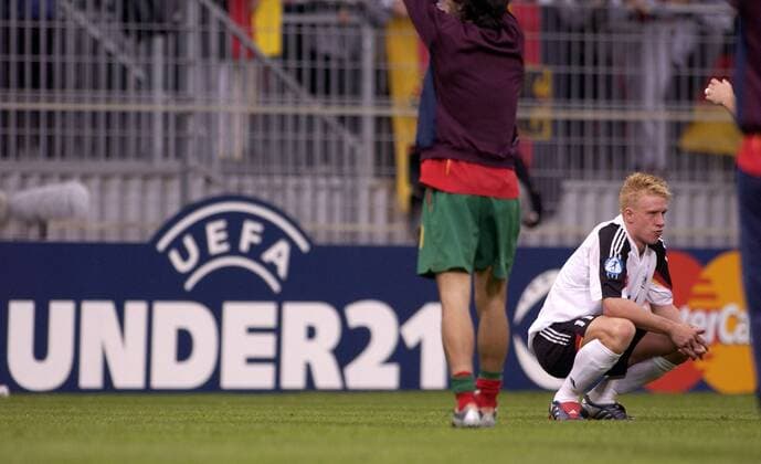 Mike Hanke (Deutschland U21) hockt nach dem vorzeitigen Ausscheiden bei der Europameisterschaft im eigenen Land fassungslos am Boden Fußball EM Herren U 21 Europameisterschaft 2004, Nationalmannschaft, Nationalteam, Länderspiel Einzelbild Mainz Enttäuschung,