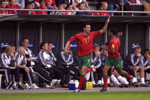 Hugo Almeida (li.) und Carlitos (beide Portugal U21) - Torjubel vor der deutschen Bank Fußball EM Herren U 21 Europameisterschaft 2004, Nationalmannschaft, Nationalteam, Nationaltrikot, Länderspiel, Gruppe Mainz Freude,