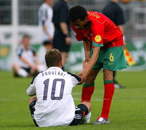 Jose Bosingwa (Portugal U21, re.) tröstet Lukas Podolski (Deutschland U21) Fußball EM Herren U 21 Europameisterschaft 2004, Nationalmannschaft, Nationalteam, Nationaltrikot, Länderspiel Gruppe Mainz