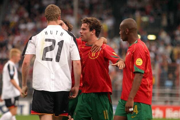 Jorge Ribeiro (Portugal U21, Mitte) wird im Gespräch mit Robert Huth (Deutschland U21, li.) von einem Mitspieler zurückgehalten Fußball EM Herren U 21 Europameisterschaft 2004, Länderspiel, Gruppenspiel, Gruppe B, Nationalmannschaft, Nationalteam Gruppe Mainz Spannung