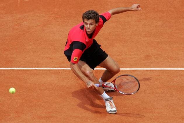 Gustavo Kuerten (Brasilien) - Rückhand Tennis Herren French Open 2004, Grand Slam, ATP-Tour, Sand, Sandplatz, Sandplatztennis, Sandplatzturnier, Einzelbild Roland Garros Paris Dynamik  