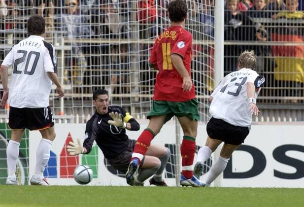 Bastian Schweinsteiger (Deutschland U21, re.) trifft zum 1:1 gegen Torwart Moreira (Portugal U21) Fußball EM Herren U 21 Europameisterschaft 2004, Länderspiel, Gruppenspiel, Gruppe B, Nationalmannschaft, Nationalteam Gruppe Mainz Dynamik,