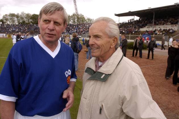 DDR-Traditionsmannschaft: Bernd Bransch (li.) und sein ehemaliger Nationaltrainer Georg Buschner im Gespräch Fußball Herren Traditionsspiel 2004, Nationalmannschaft, Nationalteam, Nationaltrikot, Traditionsteam, Vdig Gruppe Magdeburg