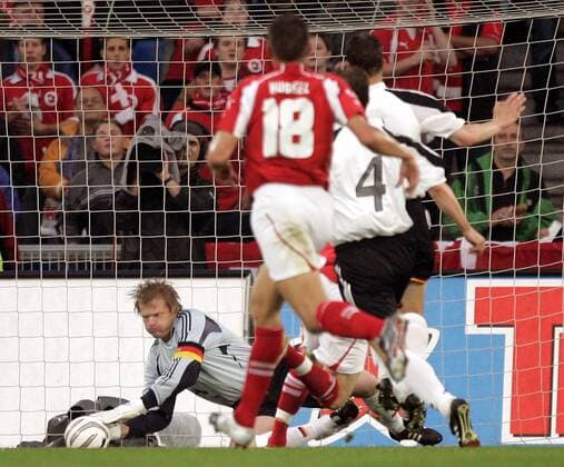 Torwart Oliver Kahn (Deutschland) - Torwartparade Fußball Länderspiel Herren Länderspiel 2004, Freundschaftsspiel, Test, Testspiel, Nationalmannschaft, Nationalteam Gruppe Basel Dynamik, Abwehr