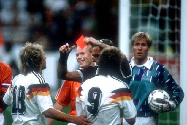 Schiedsrichter Juan Carlos Loustau (Argentinien) zeigt Rudi Völler (9) zum Entsetzen von Jürgen Klinsmann (beide BR Deutschland) die Rote Karte, dahinter Ronald Koeman (2.v.li.) und Torwart Hans van Breukelen (beide Niederlande) Fußball WM Herren Weltmeisterschaft 1990, Achtelfinale, Länderspiel, Nationalmannschaft, Nationalteam, Nationaltrikot Gruppe BRD - Holland 2:1 Mailand