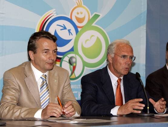 OK-Präsident Franz Beckenbauer (re.) und Vizepräsident Wolfgang Niersbach (beide Deutschland) während der Pressekonferenz vor dem Turnierlogo der Weltmeisterschaft 2006 Fußball WM Herren Vorschau 2004, Weltmeisterschaft 2006, PK, Pressetermin, Vdig Gruppe Logo, Turnier, Emblem, Turnieremblem