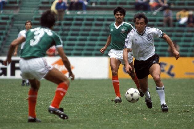 Felix Magath (re., BR Deutschland) am Ball verfolgt von Luis Flores (Mexiko) Fußball Länderspiel Herren Länderspiel 1985, Testspiel, Freundschaftsspiel, Nationalmannschaft, Nationalteam, Gruppe Mexiko - BRD 2:0 Mexiko-Stadt, Mexico-City Dynamik,