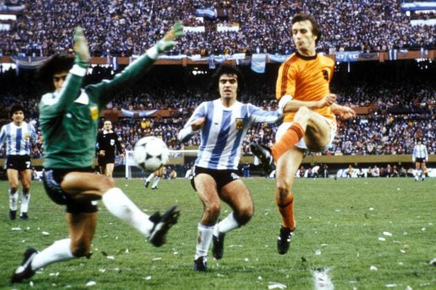 Rob Rensenbrink (re., Niederlande) gegen Torwart Ubaldo Fillol (li.) und Daniel Bertoni (beide Argentinien) Fußball WM Herren Weltmeisterschaft 1978, Länderspiel, Finale, Endspiel, Nationalmannschaft, Nationalteam, Gruppe Argentinien - Holland 3:1 n.V. Buenos Aires Dynamik,