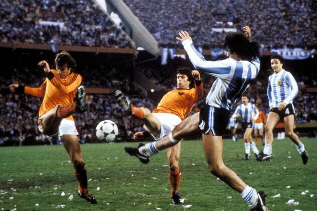 Jan Poortvliet (li.) und Wim Suurbier (beide Niederlande) gegen Mario Kempes (Argentinien) Fußball WM Herren Weltmeisterschaft 1978, Länderspiel, Finale, Endspiel, Nationalmannschaft, Nationalteam, Gruppe Argentinien - Holland 3:1 n.V. Buenos Aires Dynamik, Kampf,