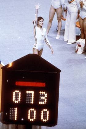 Olympiasiegerin Nadia Comaneci (Rumänien) nach ihrem Triumph - sie erhält die Traumnote 10,0, diese wird von der digitalen Anzeige jedoch fälschlicherweise als 1,00 angezeigt... Turnen OS Sommer Damen Olympische Sommerspiele 1976, Olympia, Olympiade, Spiele, Kunstturnen, Geräteturnen, Vneg Einzelbild Montreal Freude, Begeisterung,
