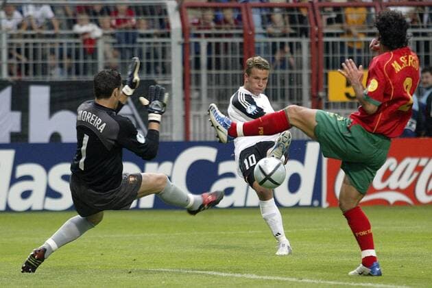 Lukas Podolski (Deutschland U21, Mitte) zieht ab, aber Torwart Moreira und Sergio (beide Portugal U21) sind zur Stelle Fußball EM Herren U 21 Europameisterschaft 2004, Länderspiel, Nationalmannschaft, Nationalteam, Nationaltrikot Gruppe Mainz Dynamik,