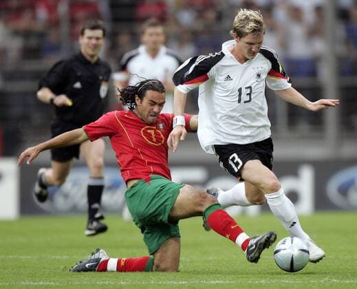 Bastian Schweinsteiger (Deutschland U21, re.) gegen Pedro Oliveira (Portugal U21) Fußball EM Herren U 21 Europameisterschaft 2004, Länderspiel, Nationalmannschaft, Nationalteam, Nationaltrikot Gruppe Mainz Dynamik,