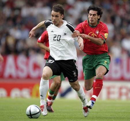 Christian Tiffert (Deutschland U21, li.) gegen Mario Sergio Nogueira (Portugal U21) Fußball EM Herren U 21 Europameisterschaft 2004, Länderspiel, Nationalmannschaft, Nationalteam, Nationaltrikot Gruppe Mainz Dynamik, Kampf,