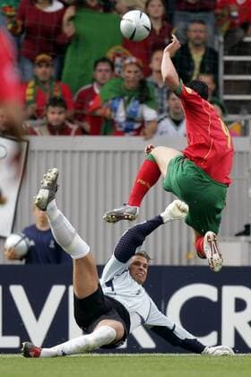 Torwart Tim Wiese (Deutschland U21) wird von Hugo Almeida (Portugal U21) überwunden und kassiert das 0:1 Fußball EM Herren U 21 Europameisterschaft 2004, Länderspiel, Nationalmannschaft, Nationalteam, Nationaltrikot Gruppe Mainz Dynamik,