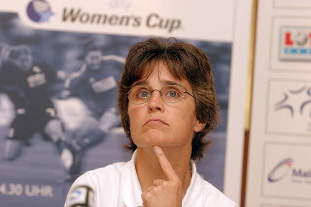 Trainerin Monika Staab (1. FFC Frankfurt) nachdenklich Fußball EC 3 Damen Vorschau UEFA-Cup 2003 2004, Pokal, Europacup, Europapokal, Frauen, Frauenfußball, Finale, Rückspiel Porträt Frankfurt M. Nachdenklichkeit,
