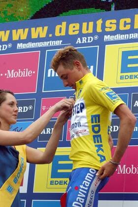 Patrik Sinkewitz (Deutschland Quick Step-Davitamon) bekommt bei der Siegerehrung das Gelbe Trikot für den Führenden der Gesamtwertung Radsport Herren Deutschlandtour 2004, Deutschland-Tour, Deutschlandrundfahrt, Rundfahrt, Vdig Gruppe 5. Etappe Kelheim - Kulmbach