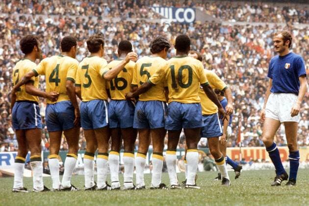 Sandro Mazzola (re., Italien) begutachtet die Abwehrmauer der Brasilianer, v.li.: Brito, Carlos Alberto, Piazza, Everaldo, Clodoaldo und Pele (alle Brasilien) Fußball WM Herren Weltmeisterschaft 1970, Länderspiel, Finale, Endspiel, Nationalmannschaft, Nationalteam Gruppe Brasilien - Italien 4:1 Mexiko-Stadt, Mexico-City